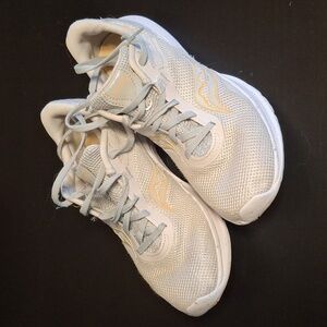 Saucony Women's Light Gray Mesh Running Shoes with Gold Accent